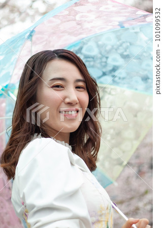 櫻花和一個年輕女子 櫻花和一個年輕女子 101099532