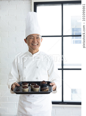 Patissier who bakes sweets 101099861