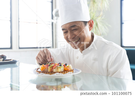 糕點師傅製作蛋糕 101100075