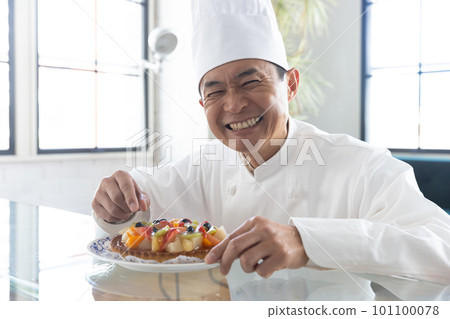 Pastry chef making a cake 101100078
