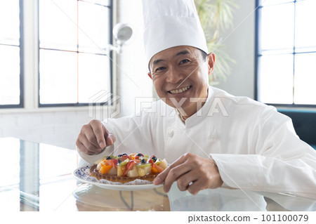 Pastry chef making a cake 101100079
