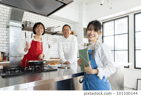 housewife attending cooking class 101100144