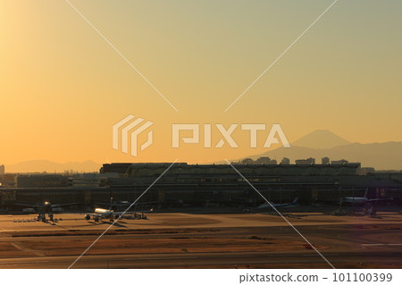 Sunset seen from Haneda Airport 101100399