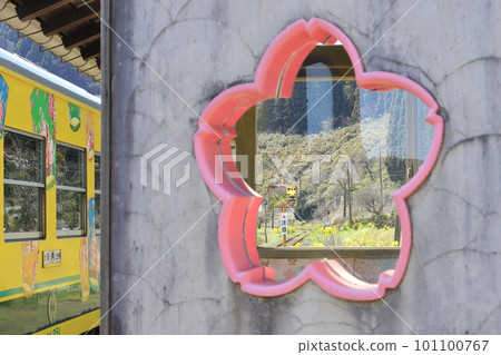 從櫻花窗看到的風景“伊隅鐵道東曾本站” 從櫻花窗看到的風景“伊隅鐵道東曾本站” 101100767