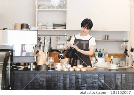 咖啡廳的女員工提供咖啡 101102007