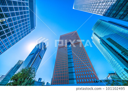 日本的東京城市景觀 汐留辦公室和 Yurikamome 的視圖（連續照片） 101102495