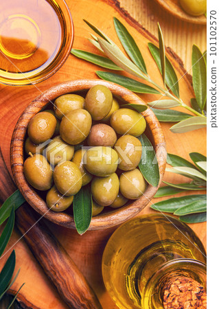 Green olives, oil and leaves 101102570
