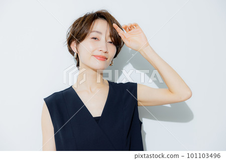 A woman with short hair 101103496