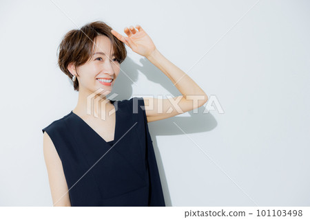 A woman with short hair 101103498