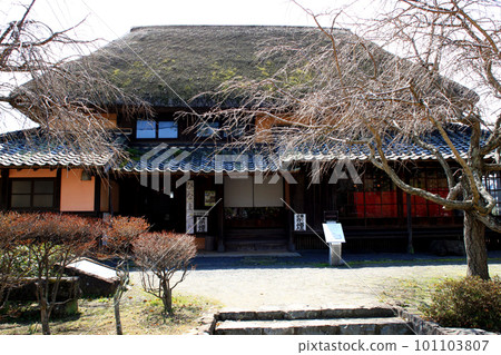 長崎縣的觀光勝地園之木莊，明治時代的茅草屋頂房屋 101103807