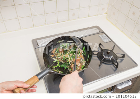 [Make stir-fried ravioli Stir-fry all the ingredients] 101104512
