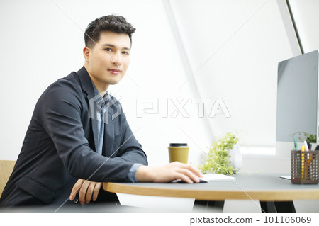 工作在辦公室的一個年輕商人 工作在辦公室的一個年輕商人 101106069