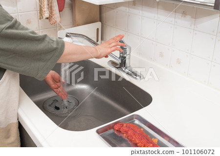 [Make salmon roe pickled in soy sauce from raw salmon roe] 101106072