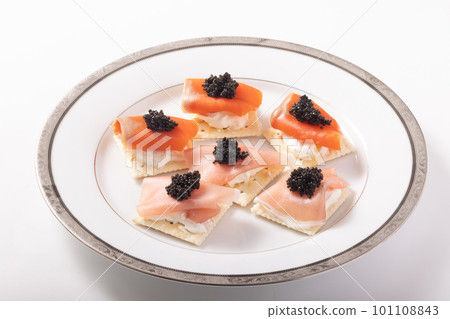 未醃製的火腿和煙熏三文魚小點心（圓頭魚魚子醬） 101108843