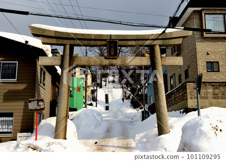 Otaru Suitengu shrine in winter 101109295