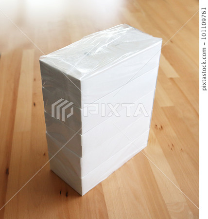 Box of 5 packs of tissue 2 101109761