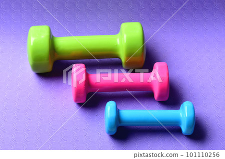 Barbells in different colors placed in pattern, top view Barbells in different colors placed in pattern, top view 101110256