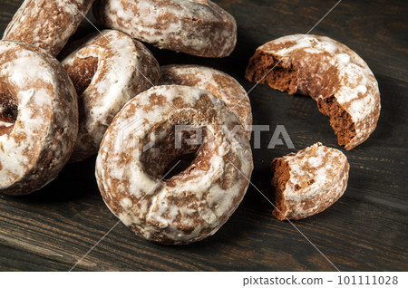 Homemade round gingerbread cookies with icing on a vintage table. Idea for a delicious breakfast or dinner. Top view 101111028