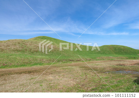 春天的藍天和崎玉古墳公園的二子山古墳 春天的藍天和崎玉古墳公園的二子山古墳 101111152