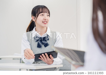 一名高中生使用翻譯應用程序與一名國際學生交流 101111393