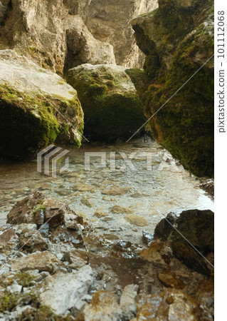 Crystal clear blue water at the Birnbachloch spring near Leogang, Austria 101112068