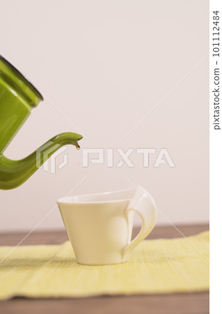 焙茶從水壺裡倒進杯子裡 101112484