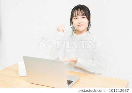 使用 PC 時被說服的年輕女性 使用 PC 時被說服的年輕女性 101112687