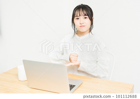 A young woman who is convinced while using a PC A young woman who is convinced while using a PC 101112688