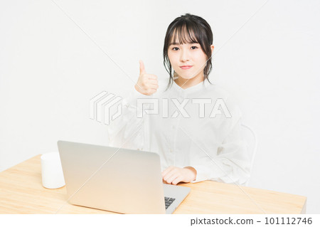 一名年輕女子在 PC 前擺姿勢 一名年輕女子在 PC 前擺姿勢 101112746