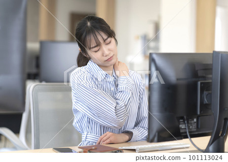 肩膀僵硬的女人 肩膀僵硬的女人 101113024
