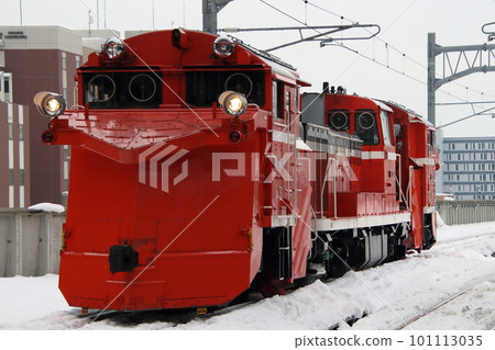 Soya Main Line Russell car stopping at Asahikawa Station 101113035