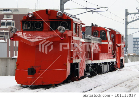 Soya Main Line Russell car stopping at Asahikawa Station 101113037