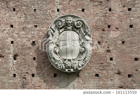 Castello Sforzesco 內牆上的雕塑 escutcheon(徽章) Castello Sforzesco 內牆上的雕塑 escutcheon(徽章) 101113550