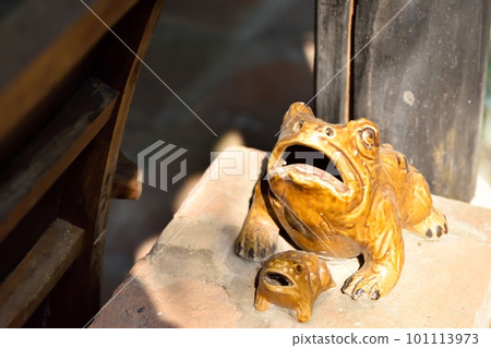 吉祥的陶器親子蛙。 101113973