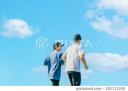 藍天下慢跑的日本男女背影 101115108