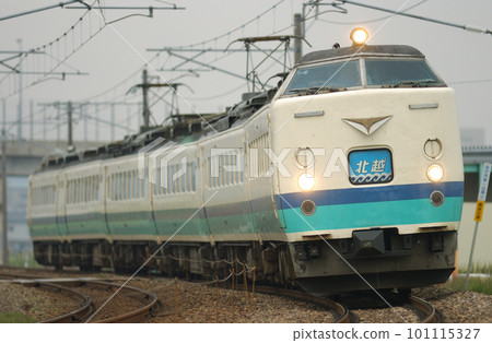 北陸本線高岡-西高岡 JR 東日本 485 系列 T16 編隊(新潟)北越 北陸本線高岡-西高岡 JR 東日本 485 系列 T16 編隊(新潟)北越 101115327