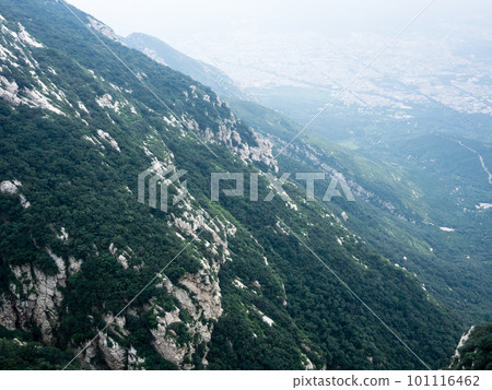 Sacred taoist Songshan mountains with view of Dengfeng city below 101116462