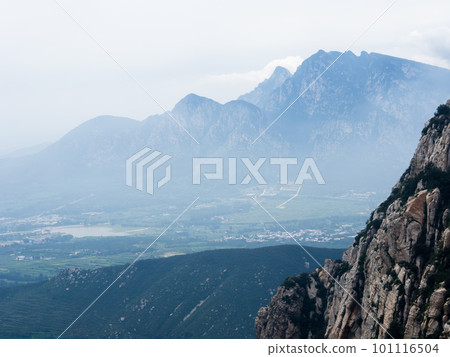 Sacred taoist Songshan mountains with view of Dengfeng city below 101116504