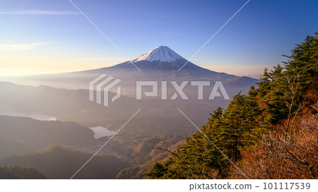 （山梨縣）清晨從大嶽山看到的富士山 101117539