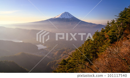 （山梨縣）清晨從大嶽山看到的富士山 101117540