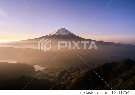 （山梨縣）清晨從大嶽山看到的富士山 101117545