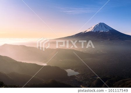 （山梨縣）清晨從大嶽山看到的富士山 101117549