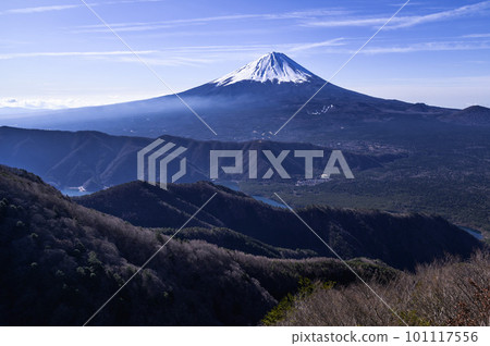 (山梨縣)從大嶽山 - 鬼嶽山脊線看到的春天的富士山 (山梨縣)從大嶽山 - 鬼嶽山脊線看到的春天的富士山 101117556