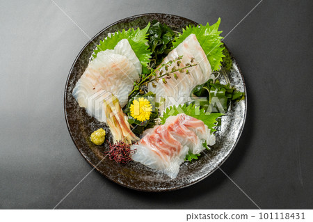 黑色盤子裡的生魚片 黑色盤子裡的生魚片 101118431