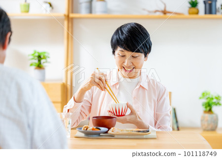 Senior couple eating in the dining room 101118749
