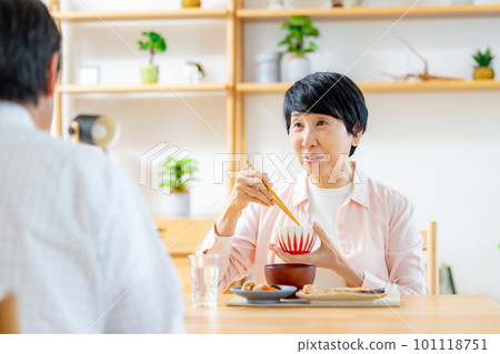 高級夫婦在餐廳吃飯 101118751