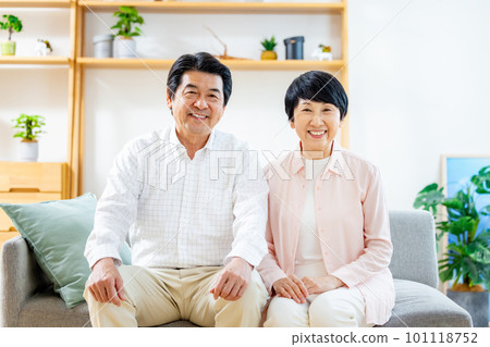 擁抱年長夫婦 101118752