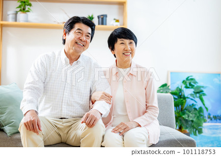 Cuddling senior couple 101118753