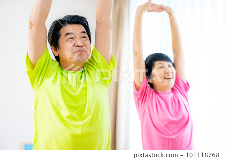 做體操的健康資深男人和婦女 101118768