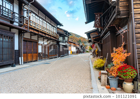 Shiojiri City, Nagano Prefecture The townscape of Narai-juku with its beautiful autumn foliage 101121091